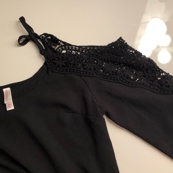 BLACK DRESS WITH CUT OUT SHOULDERS - Picture 4 of 5